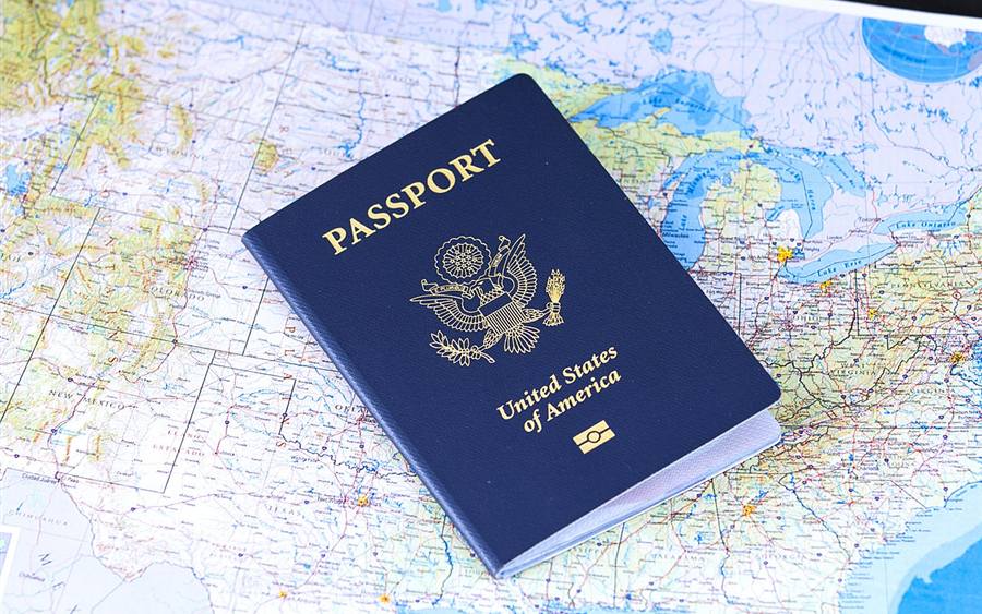Pasaporte y mapa para viaje a Estados Unidos