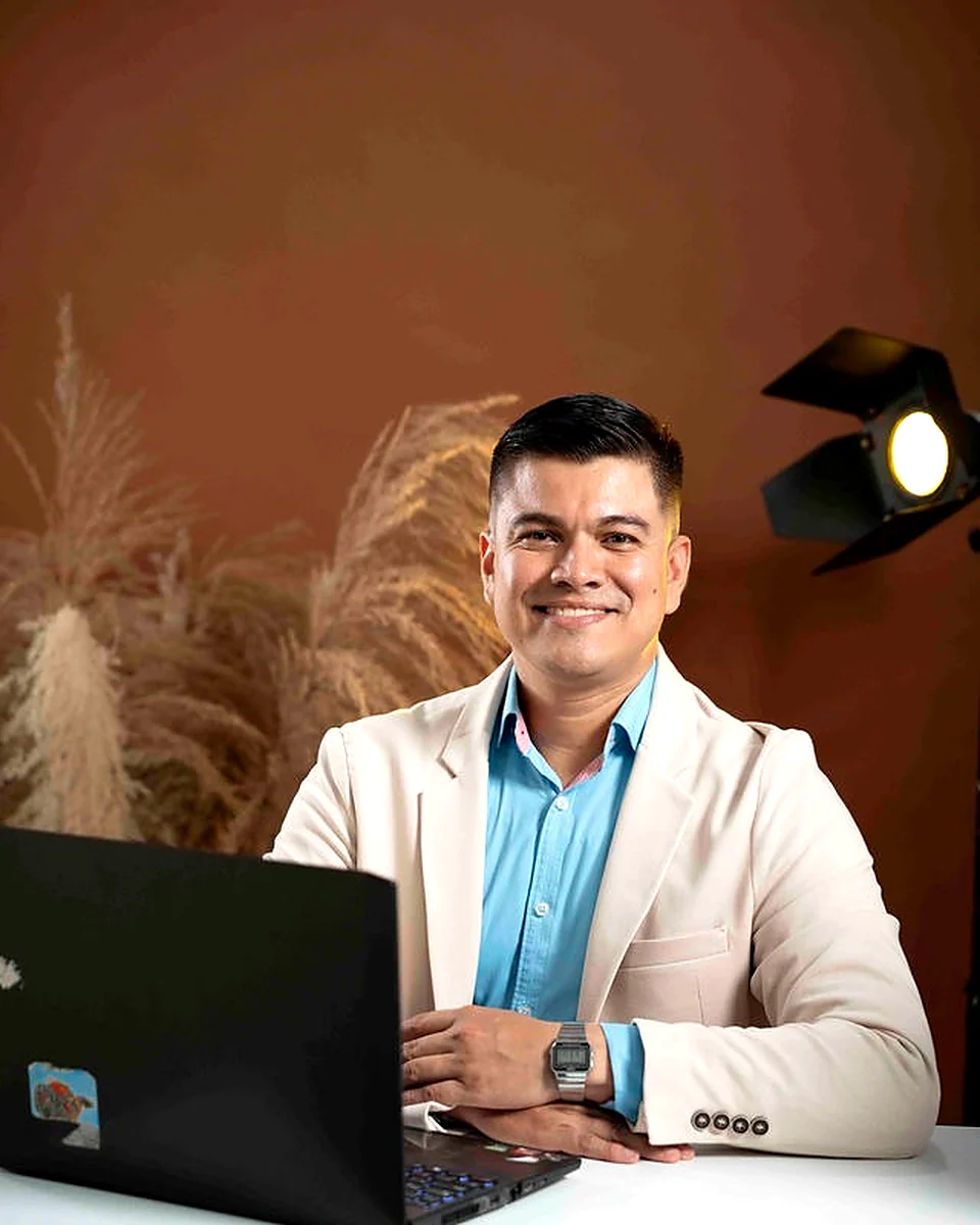 Andrés Cuenca Tamayo atendiendo un trámite en su escritorio
