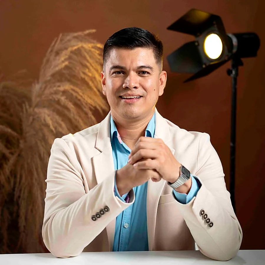 Andrés Cuenca Tamayo listo para resolver tus dudas
